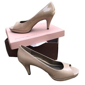BANDOLINO Beige Shiny Nude Taupe Heels 8.5 M Neutral Pumps Peep Toe Shoes